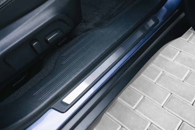 Detailingowe czyszczenie progów i wnęk drzwiowych